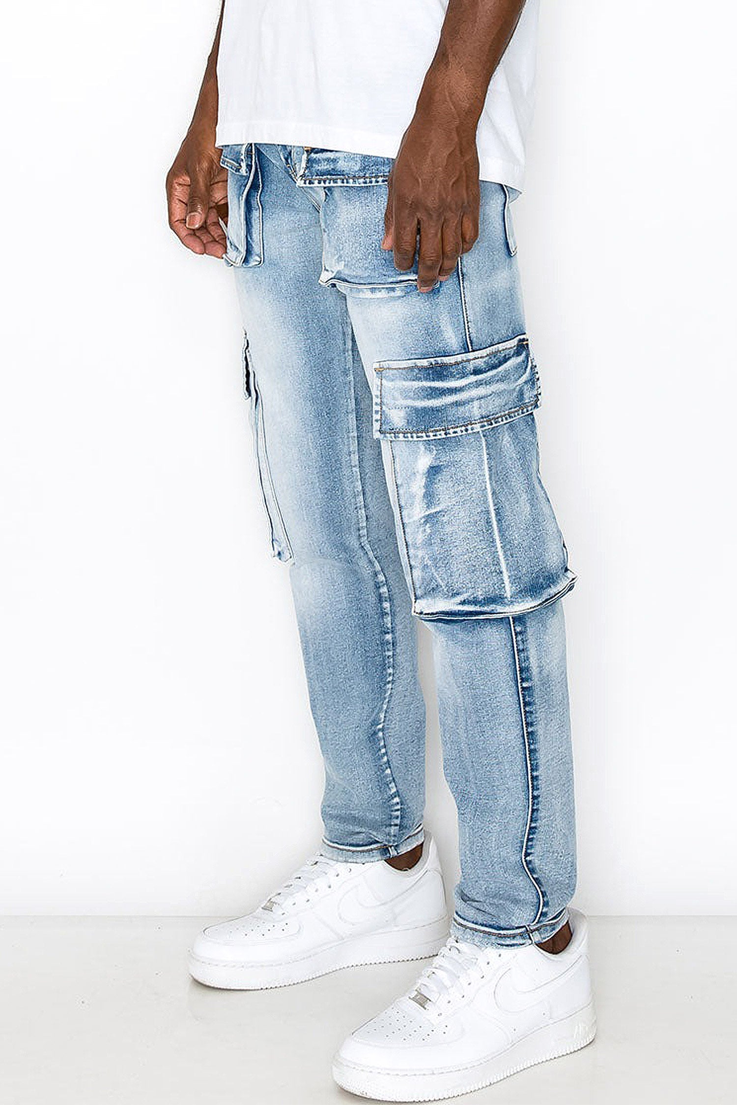 Side cargo pocket at the thigh