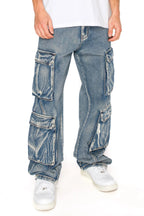 Two oversized cargo pockets on one leg